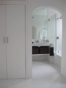 Bathroom with Bathtub and Shower/Ground Floor
