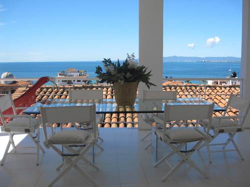 Dining Table with View on the Pacific Ocean/First Floor